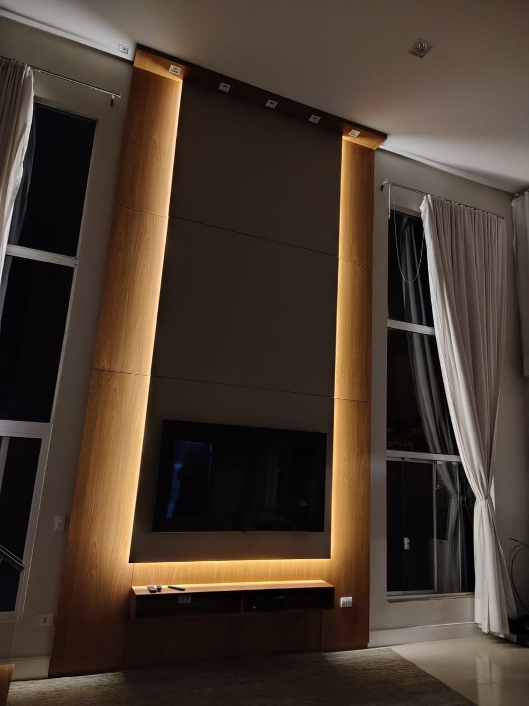 Painel de TV com LED embutido instalado pela PG