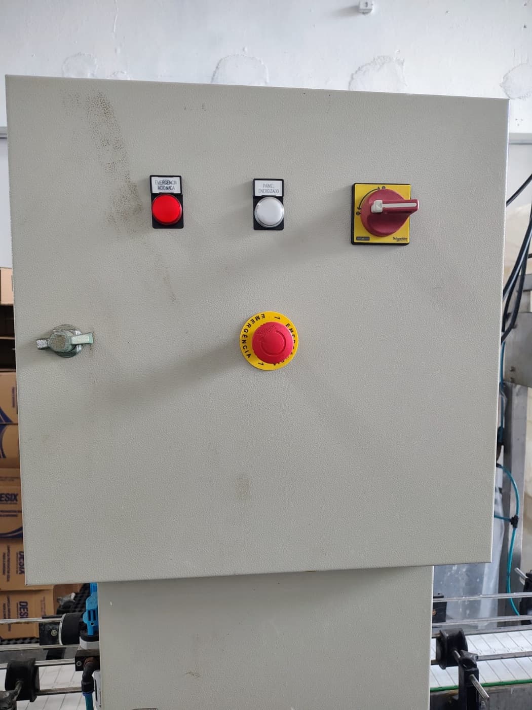 Painel de automação industrial com botão de emergência