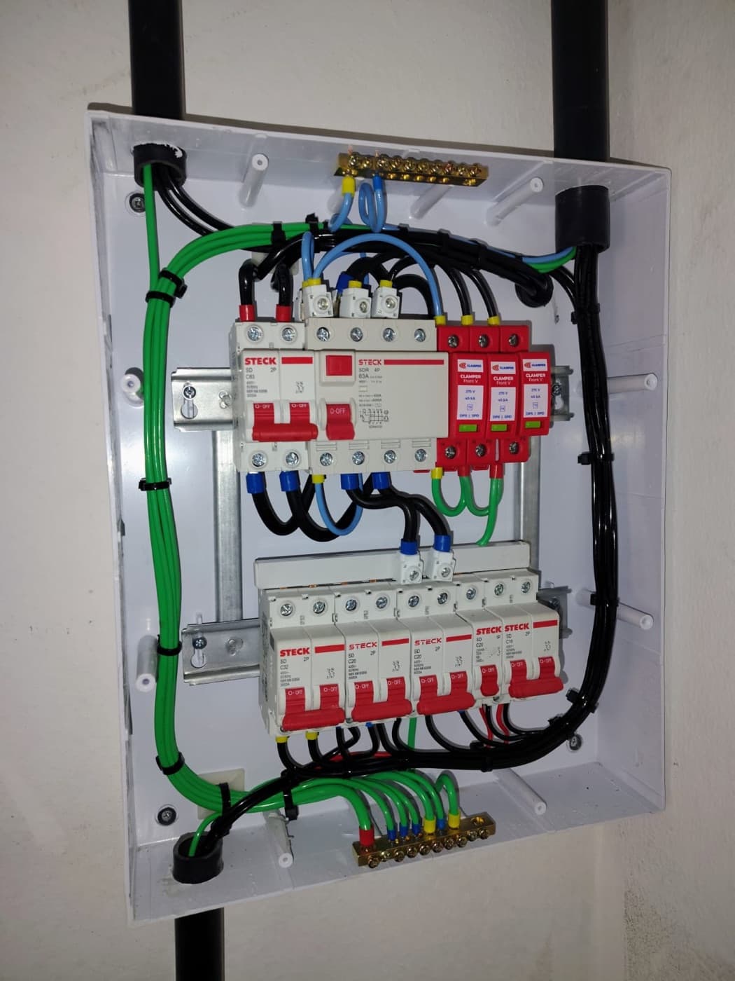 Quadro de distribuição montado pela PG com DPS e disjuntores