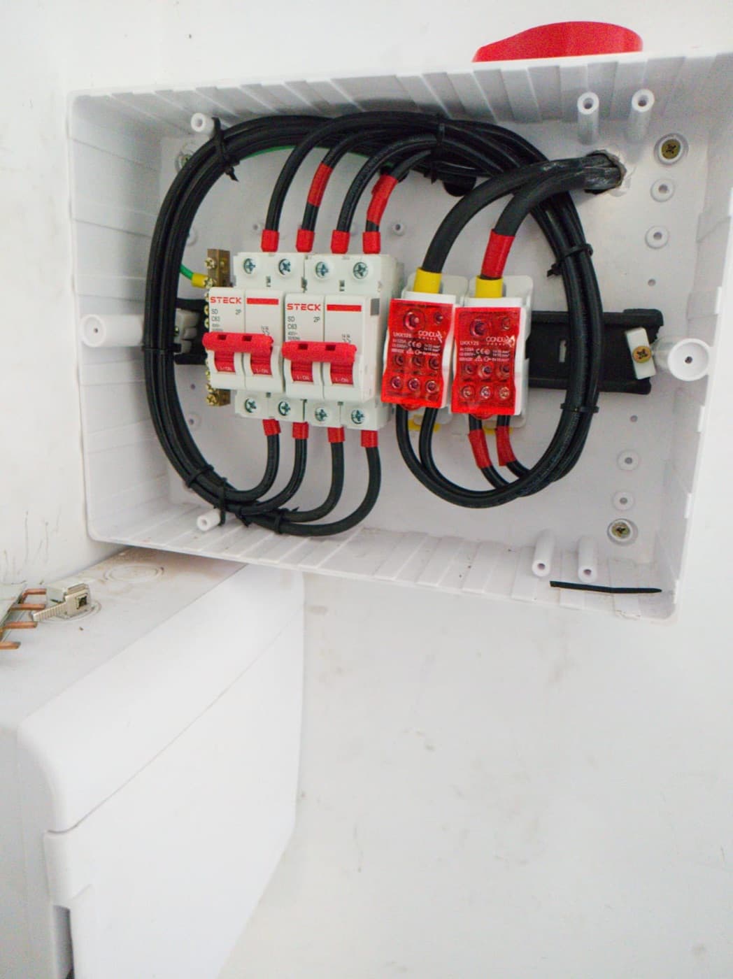 Montagem de quadro com fiação organizada