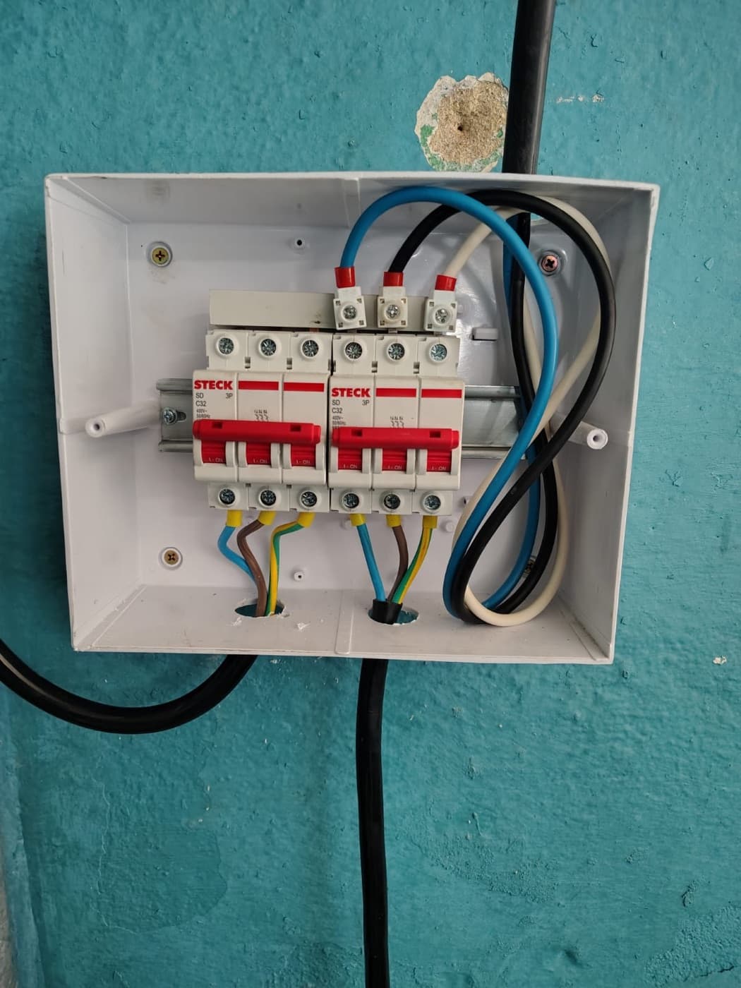 Quadro de disjuntores instalado em parede